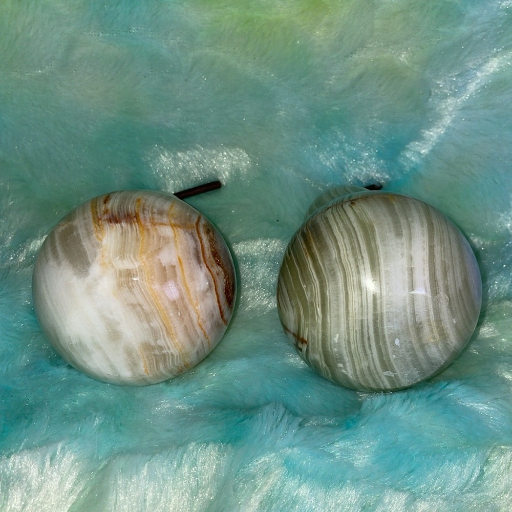 Vintage Polished Set of Stone Pears.  Colorful fruit hand carved. - Picture 7 of 8